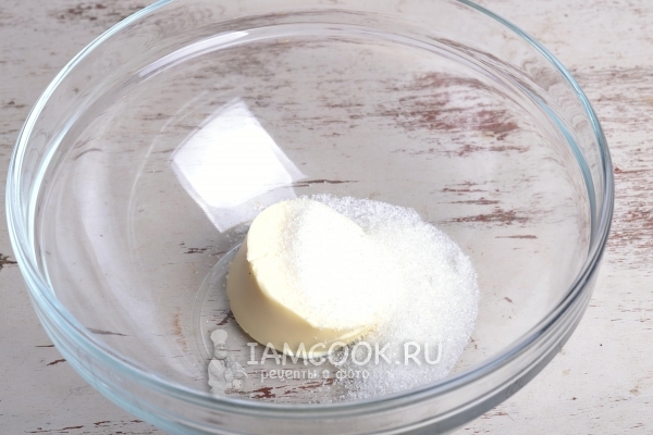 Соединить масло с сахаром