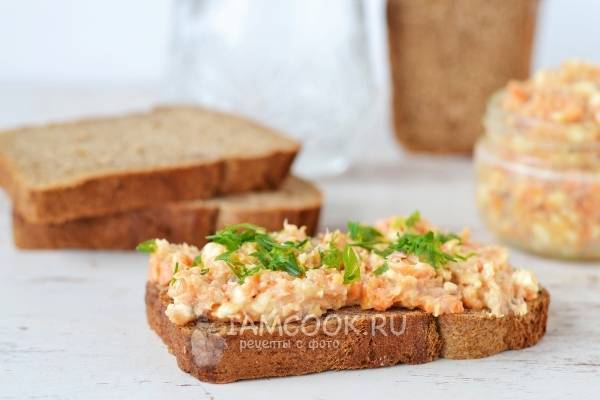 Тигровые бутерброды с ложной икрой из сельди и моркови