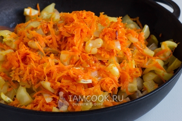 Соединить морковь с перцем и баклажанами