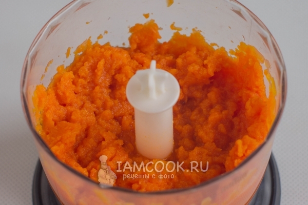 Измельчить морковь в блендере