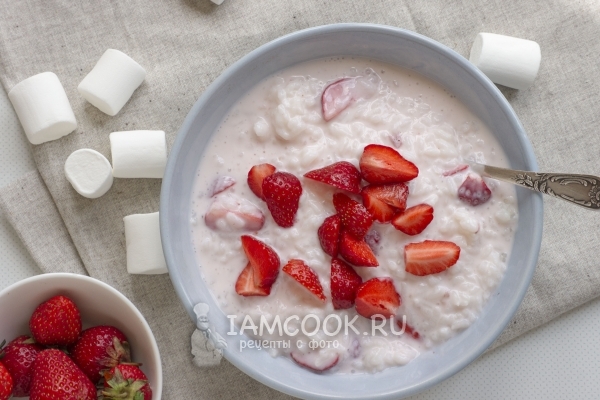 Фото отварного риса с йогуртом и свежими ягодами