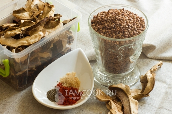 Ингредиенты для гречневой каши с сушеными белыми грибами
