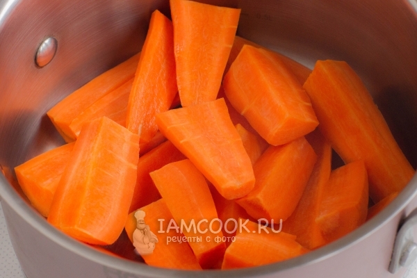 Положить морковь в кастрюлю