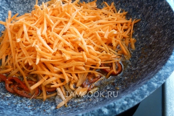 Положить на сковороду морковь