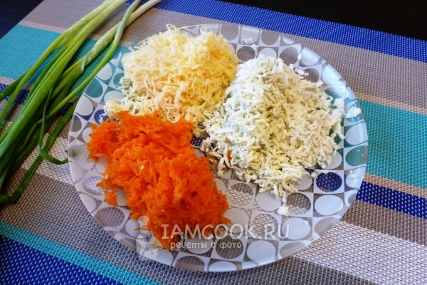 Натереть яйца, сыр и морковь