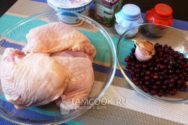 Ингредиенты для куриных бедрышек, фаршированных брусникой