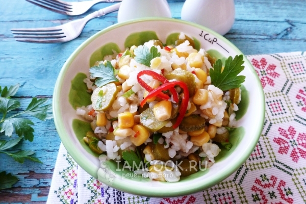 Фото постного салата с рисом и кукурузой