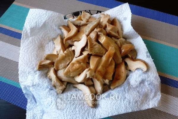 Выложить грибы на салфетку