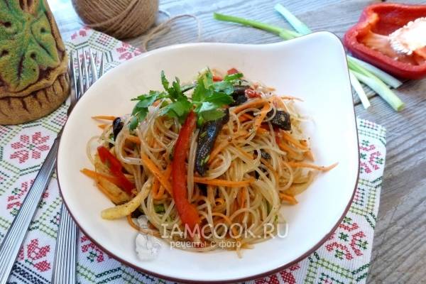 Тёплый салат с фунчозой, говядиной и грибами