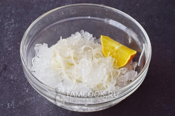 Соединить сладкий лед с лапшой и соком лимона