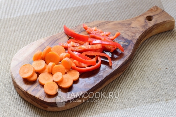 Нарезали морковку и перец