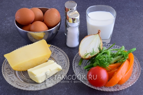 Ингредиенты для омлета с овощами на сковороде