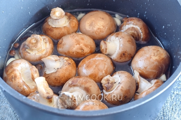 Положить грибы в маринад