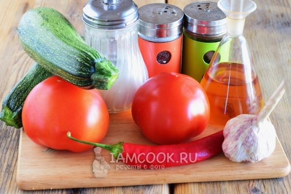 Ингредиенты для кабачков в томатном соке на зиму