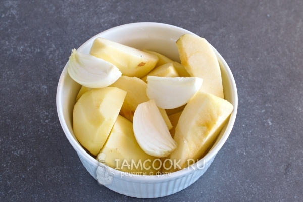 Порезать картофель, лук и яблоки