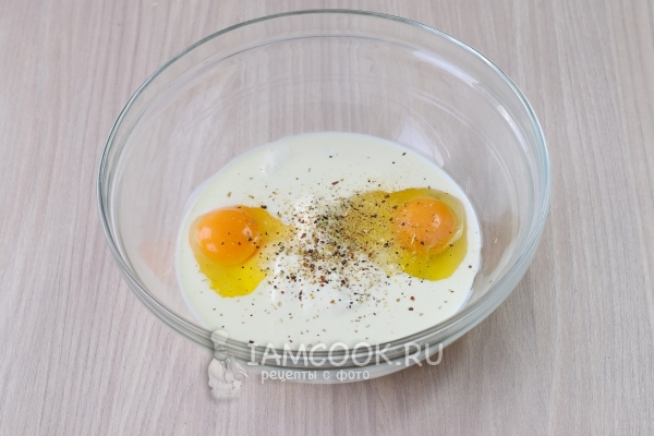 Соединить яйца, сливки и специи