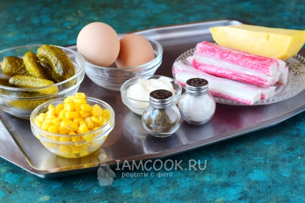 Ингредиенты для салата с крабовыми палочками и соленым огурцом