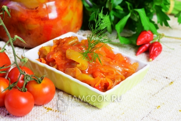 Фото салата на зиму из перца, помидоров, лука и моркови
