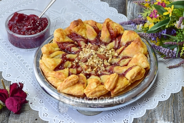 Фото пирога с малиновым вареньем