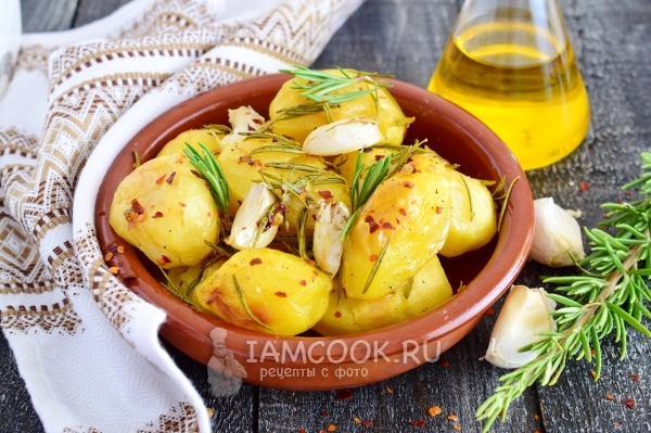Рецепт картофеля, запеченного с розмарином и чесноком в духовке