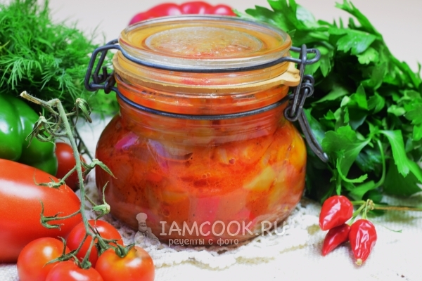 Рецепт салата на зиму из перца, помидоров, лука и моркови
