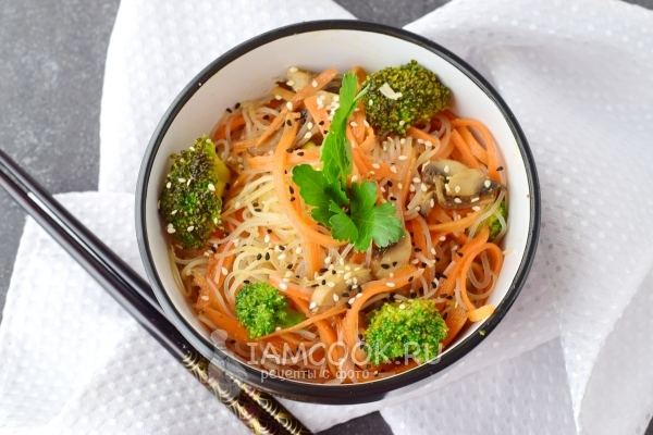 Рецепт салата с фунчозой и корейской морковью