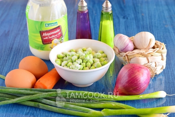 Ингредиенты для салата из отварных моркови и зеленого горошка
