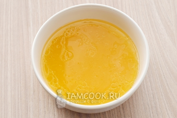 Соединить сок апельсина, масло и сахар