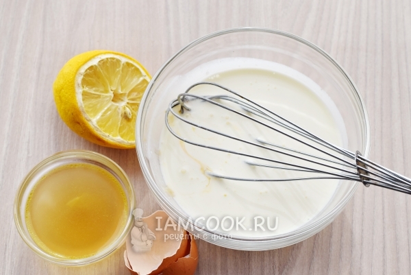 Соединить сливки, сок лимона и желток