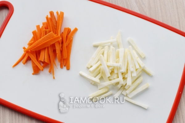 Порезать сельдерей и морковь
