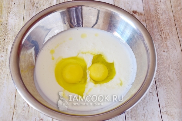 Соединить кефир, яйца и масло