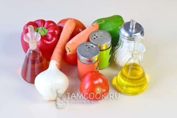 Ингредиенты для салата на зиму из перца, помидоров, лука и моркови