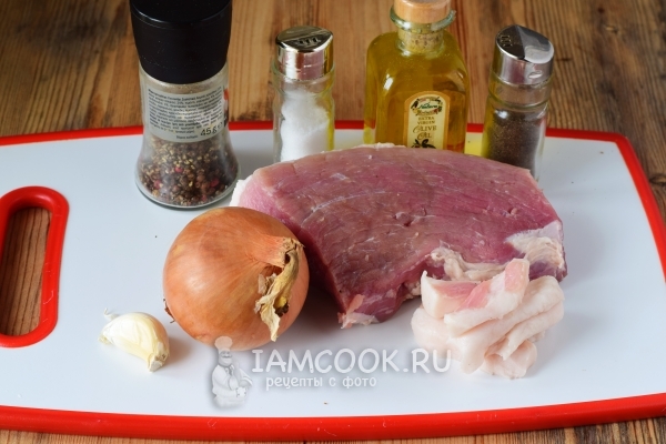 Ингредиенты для жареного мяса с луком на сковороде