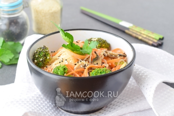 Фото салата с фунчозой и корейской морковью