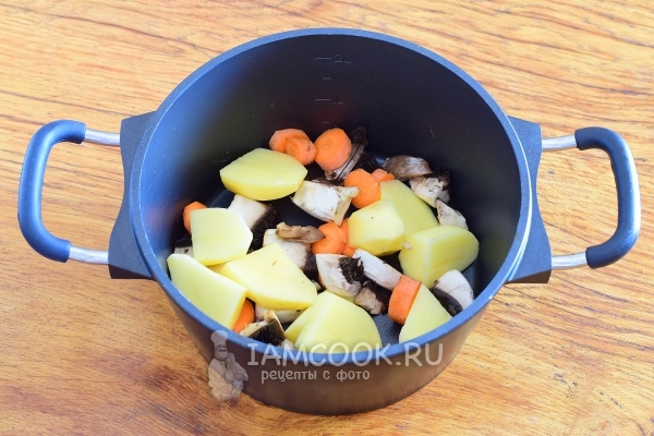 Соединить морковь, грибы и картофель
