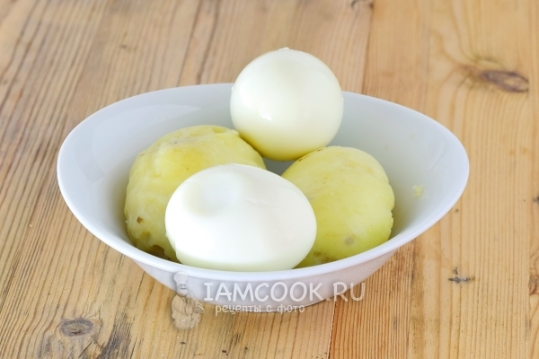 Отварить и почистить яйца и картофель