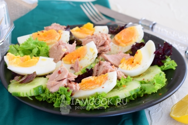Фото салата с консервированным тунцом, огурцом и яйцом