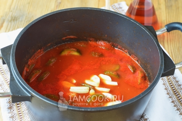 Проварить огурцы в томатном соке