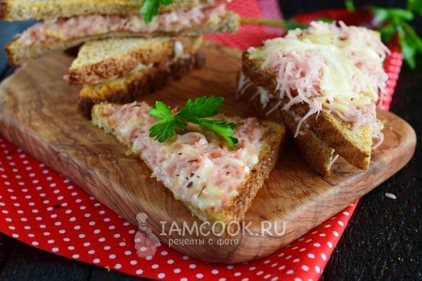 Горячий сэндвич с колбасой и сыром