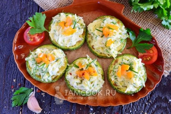 Кабачок кружочками в духовке с сыром и помидором