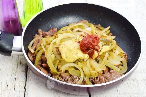 Бефстроганов из курицы с грибами и солеными огурцами