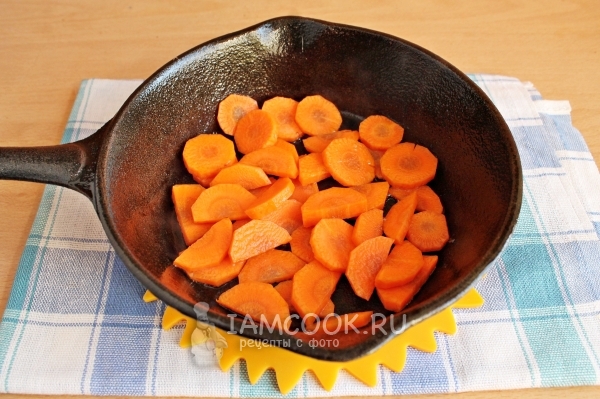 Обжарить морковь