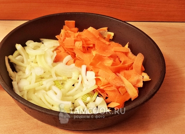 Положить лук и морковь на сковороду