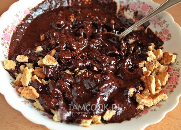 Соединить шоколадную смесь с печеньем и орехами