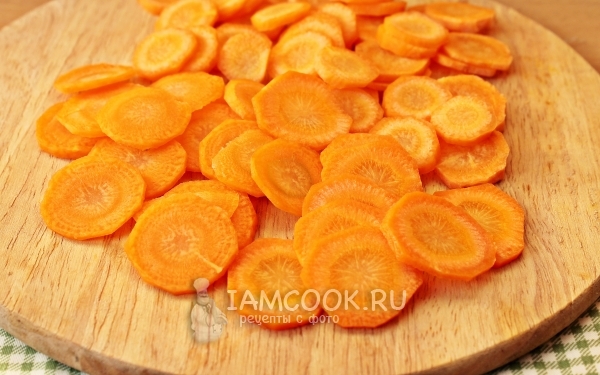 Порезать морковь кружочками
