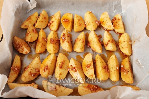 Выложить картофель на противень