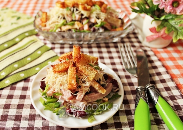 Фото салата с фасолью, ветчиной и сухариками