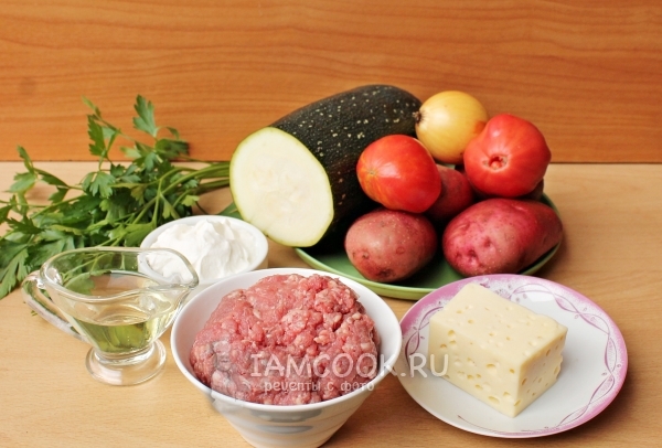 Ингредиенты для картошки с фаршем и кабачками в духовке
