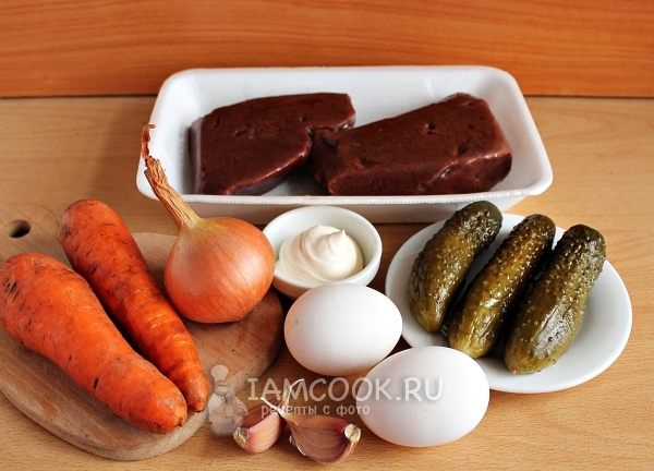 Ингредиенты для салата с говяжьей печенью и солеными огурцами