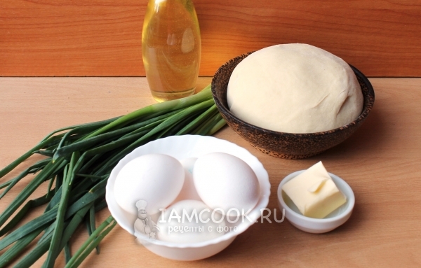 Ингредиенты для жареных пирожков с зелёным луком и яйцом на сковороде